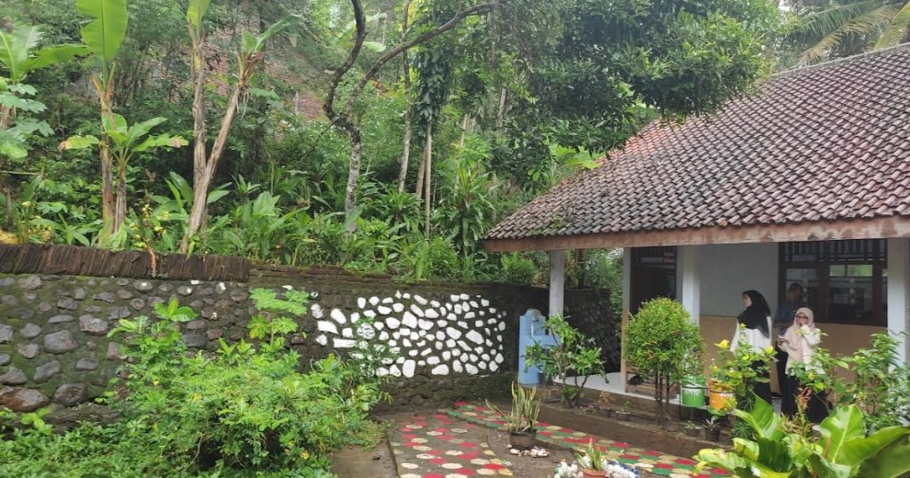 Cocomesh untuk Kegiatan Observasi Ekosistem Sekolah