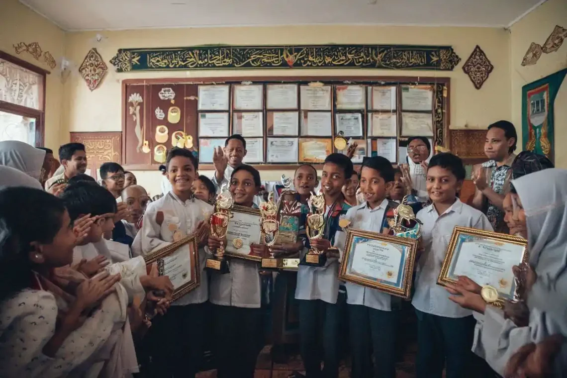 SD Islam prestasi akademik Jogja dengan siswa belajar di kelas modern